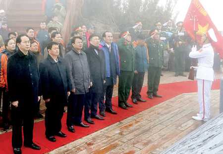 Chủ tịch nước Trần Đại Quang dự Lễ thượng cờ trên đỉnh Fansipan thuộc huyện Sa Pa, tỉnh Lào Cai.